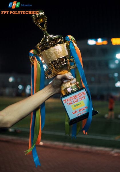Chiếc Cup năm nay mang biểu tượng FPT (Nguồn Thiện Trần)