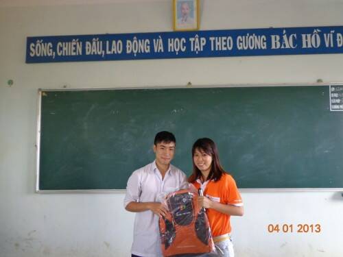 Vủi vẻ nhận quà từ FPT Polytechnic