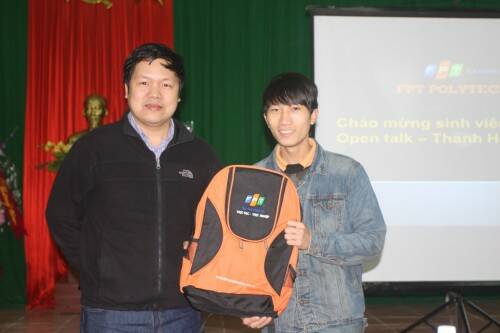 TS. Đàm Quang Minh trao quà cho SV Fpoly TH TS. Đàm Quang Minh trao quà cho SV Fpoly TH