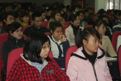 Chăm chú nghe TS. Đàm Quang Minh diễn thuyết Chăm chú nghe TS. Đàm Quang Minh diễn thuyết