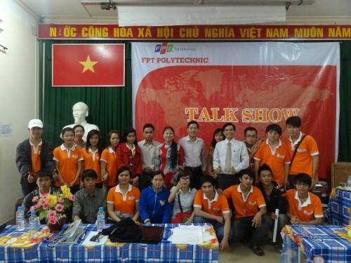Thầy trò Fpoly ĐL chụp hình lưu niệm