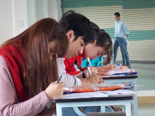 Tân SV Fpoly ĐN đăng ký nhập học