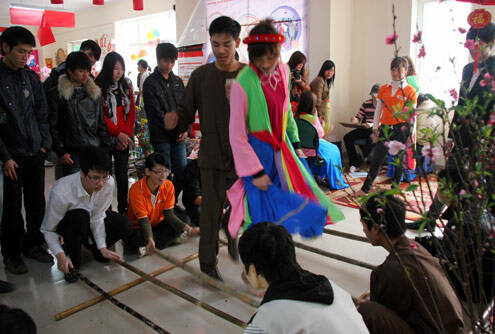 FPT Polytechnic Hà Nội_Tro choi_Hoi xuan que 2011