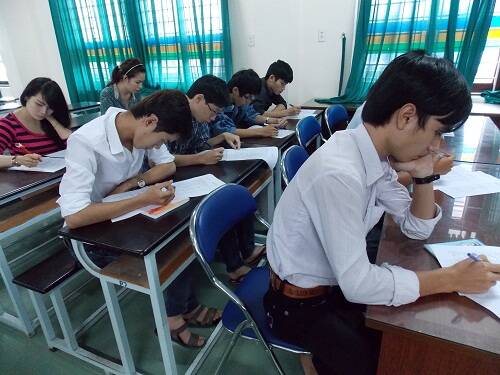 Tân SV Fpoly ĐN làm bài thi Tiếng Anh Tân SV Fpoly ĐN làm bài thi Tiếng Anh
