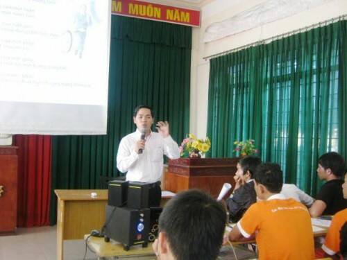 Thầy Lê Xuân Nguyên với các SV Fpoly ĐL Thầy Lê Xuân Nguyên với các SV Fpoly ĐL