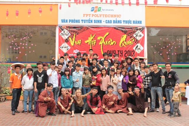 Sinh viên FPT Polytechnic Quảng Ninh chụp hình lưu niệm cuối chương trình