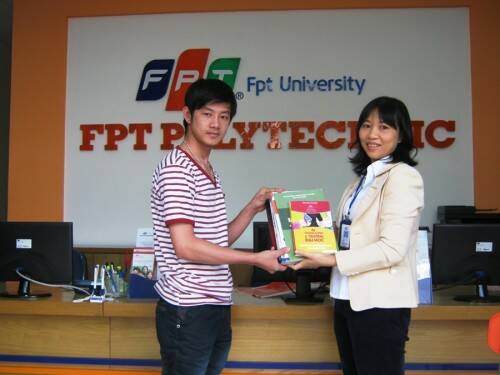 Trao quà cho tân sinh viên FPT Polytechnic Đắk Lắk Trao quà cho tân sinh viên FPT Polytechnic Đắk Lắk