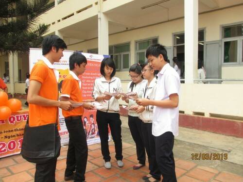 Sinh viên FPT polytechnic Đắk Lắk cùng học sinh THPT