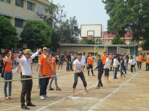Sinh viên FPT Polytechnic Đắk Lắk vui hội trại tại trường THPT