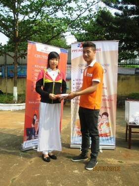Cán bộ FPT Polytechnic Đắk Lắk trao quà cho học sinh THPT Chu Văn An Cán bộ FPT Polytechnic Đắk Lắk trao quà cho học sinh THPT Chu Văn An