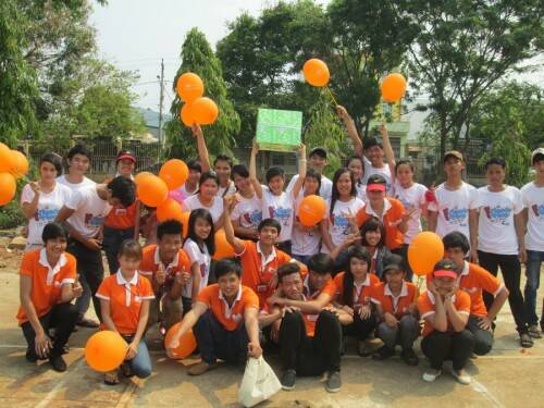 Sinh viên FPT Polytechnic Đắk Lắk chụp hình lưu niệm