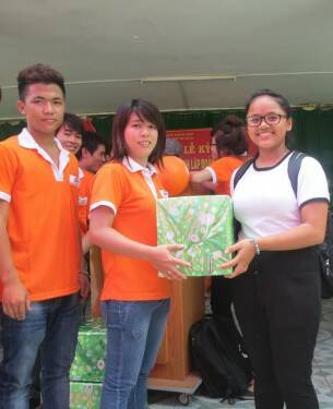 Đại diện FPT Polytechnic Đắk Lắk tặng cho quà người chiến thắng trò chơi