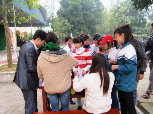 Sinh viên FPT Polytechnic Thanh Hóa tham gia tư vấn
