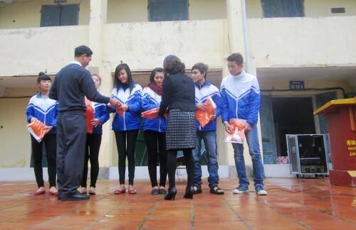 Đại diện của FPT Polytechnic tặng quà cho các em học sinh Đại diện của FPT Polytechnic tặng quà cho các em học sinh