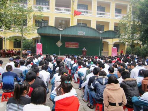 Học sinh THPT Lê Viết Tạo trong buổi tư vấn