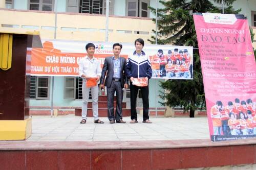 Đại diện FPT Polytechnic Thanh Hóa trao quà cho các em học sinh Đại diện FPT Polytechnic Thanh Hóa trao quà cho các em học sinh
