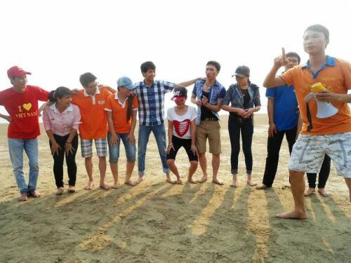 Anh Dương Đình Ngọc, giảng viên Kỹ năng mềm, FPT Polytechnic Thanh Hóa cùng sinh viên 