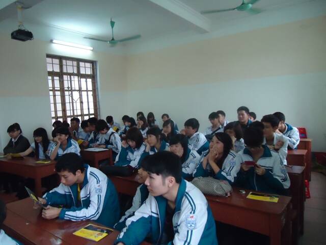 Học sinh THPT Hạ Long chăm chú theo dõi chương trình