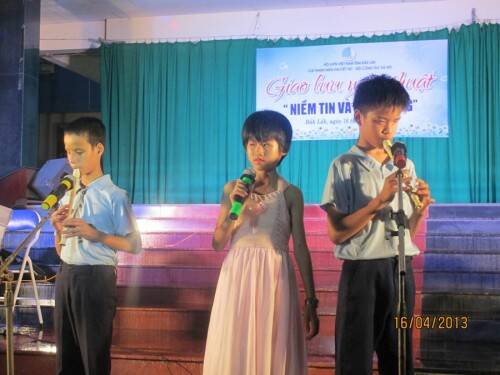 Các em nhỏ khuyết tật trong đêm giao lưu với sinh viên FPT Polytechnic
