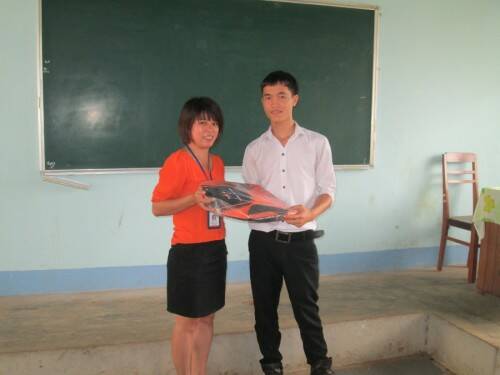 Đại diện FPT Polytechnic Đắk Lắk trao quà cho học sinh Đại diện FPT Polytechnic Đắk Lắk trao quà cho học sinh