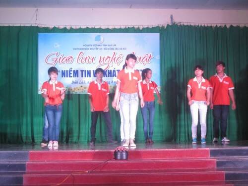 Sinh viên FPT Polytechnic Đắk Lắk trình diễn trong đêm giao lưu