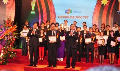 Đại diện FPT Polytechnic nhận giải Sao Khuê 2013