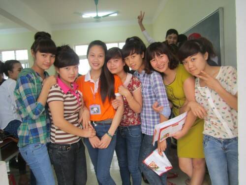 Tình nguyện viên FPT Polytechnic Thanh Hóa chụp ảnh cùng các em học sinh