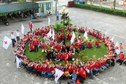 Sinh viên FPT Polytechnic trước Hội chữ thập đỏ Thanh Hóa
