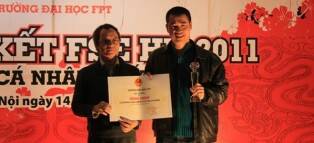 ThS. Vũ Chí Thành – Giám đốc FPT Polytechnic Hà Nôi nhận bằng khen từ Phó hiệu trưởng Đại học FPT – TS. Nguyễn Khắc Thành.