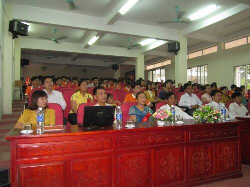 Các doanh nghiệp và các bậc phụ huynh đến dự lễ tôn vinh của FPT Polytechnic Thanh Hóa