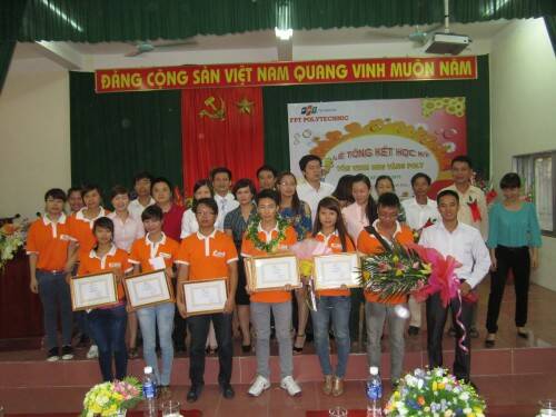 Sinh viên FPT Polytechnic Thanh Hóa chụp ảnh lưu niệm sau buổi lễ