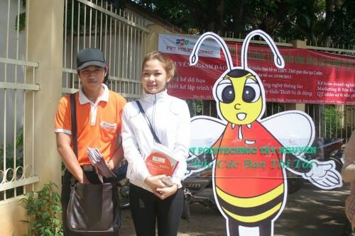 Sỹ tử chụp ảnh cùng Ong FPT Polytechnic