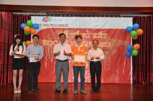 Sinh viên Chu Văn Thọ, nhận giải Ong vàng của FPT Polytechnic Tây Nguyên
