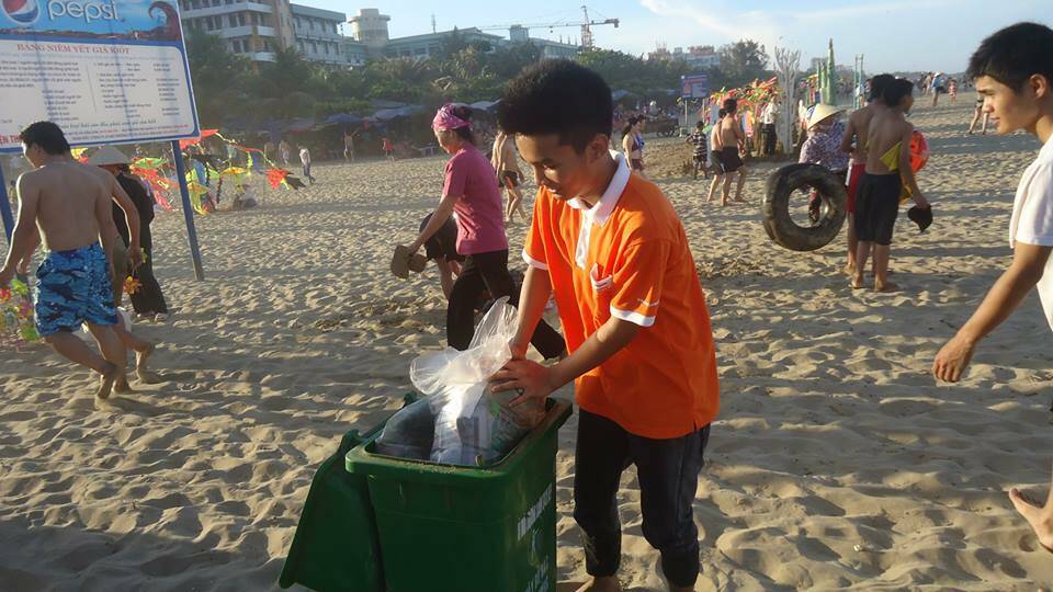 Sinh viên FPT Polytechnic Thanh Hóa dọn sạch bãi biển