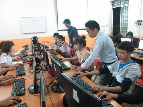 Học viên tham gia khóa học miễn phí tại Cao đẳng thực hành FPT Polytechnic Tây Nguyên.