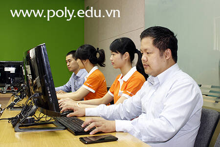 Cao đẳng thực hành FPT Polytechnic đang tư vấn.