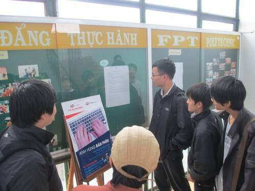 Sinh viên Cao đẳng thực hành FPT Polytechnic Tây Nguyên tìm hiểu về cuộc thi "Anh hùng bàn phím".