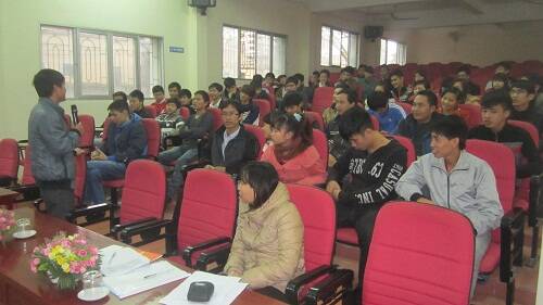 Sinh viên Cao đẳng thực hành FPT Polytechnic chăm chú lắng nghe diễn giả nói về những thay đổi mới.