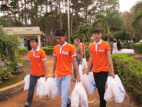Sinh viên Cao đẳng thực hành FPT Polytechnic Tây Nguyên chuẩn bị quà tặng cho các em nhỏ. Sinh viên Cao đẳng thực hành FPT Polytechnic Tây Nguyên chuẩn bị quà tặng cho các em nhỏ.