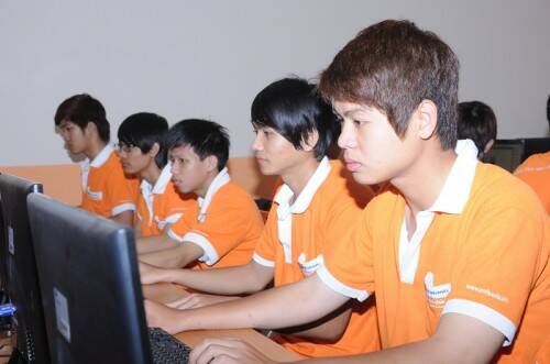 Sinh viên Cao đẳng thực hành FPT Polytechnic Tây Nguyên chuẩn bị bước vào vòng loại MOSWC 2014.