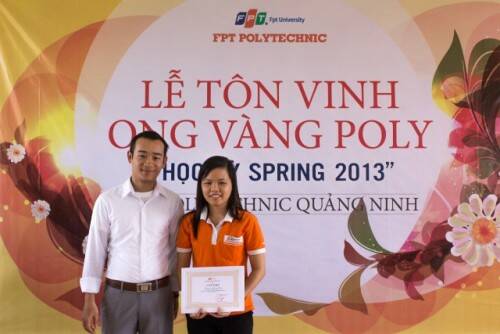 Phương Thảo nhận giải Nhất môn của học kỳ Spring 2013 tại Cao đẳng thực hành FPT Polytechnic Quảng Ninh.