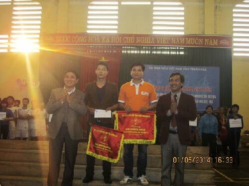 Đại diện Cao đẳng thực hành FPT Polytechnic Thanh Hóa nhận giải Khuyến khích giải bóng chuyền.