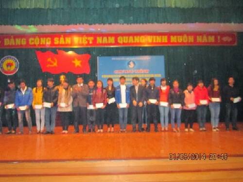 Sinh viên Cao đẳng thực hành FPT Polytechnic Thanh Hóa nhận học bổng trong đêm hội.