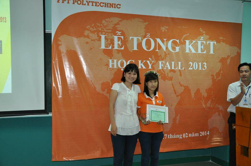 Mỹ Hạnh vinh dự trong ngày nhận giải "Ong vàng" tại Cao đẳng thực hành FPT Polytechnic Tây Nguyên. Mỹ Hạnh vinh dự trong ngày nhận giải "Ong vàng" tại Cao đẳng thực hành FPT Polytechnic Tây Nguyên.
