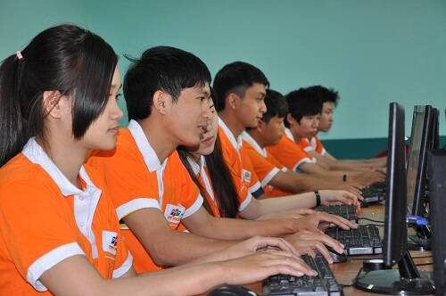 Học viên được thực hành trên máy tính công nghệ cao tại Cao đẳng thực hành FPT Polytechnic Tây Nguyên. Học viên được thực hành trên máy tính công nghệ cao tại Cao đẳng thực hành FPT Polytechnic Tây Nguyên.