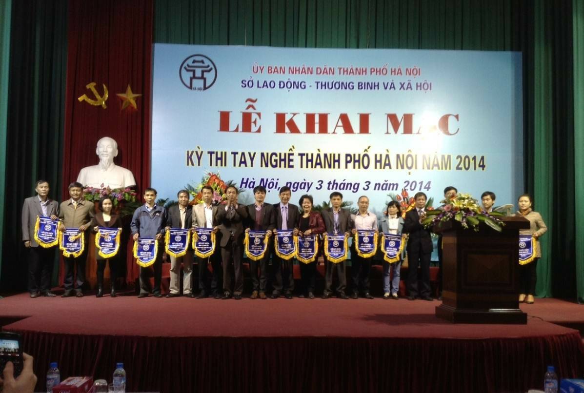 Đại diện Cao đẳng thực hành FPT Polytechnic Hà Nội nhận cờ lưu niệm trong Lễ khai mạc Hội thi diễn ra vào ngày 03/03/2014. Đại diện Cao đẳng thực hành FPT Polytechnic Hà Nội nhận cờ lưu niệm trong Lễ khai mạc Hội thi diễn ra vào ngày 03/03/2014.