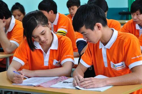 Sinh viên Cao đẳng thực hành FPT Polytechnic Tây Nguyên. Sinh viên Cao đẳng thực hành FPT Polytechnic Tây Nguyên.