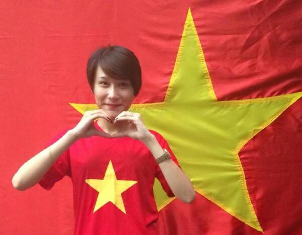 Lương Thị Ngọc Mai – Sinh viên khóa 9.1, chuyên ngành Marketing và bán hàng của Cao đẳng thực hành FPT Polytechnic Đà Nẵng chụp hình với lá cờ Tổ quốc. 