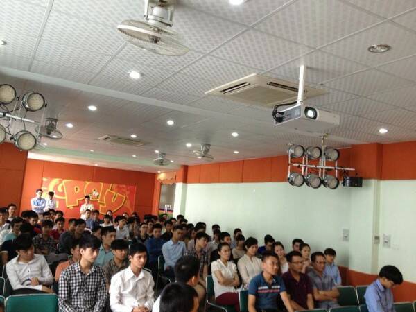 sinh viên Cao đẳng thực hành FPT Polytechnic Hà Nội tập trung theo dõi buổi tọa đàm. sinh viên Cao đẳng thực hành FPT Polytechnic Hà Nội tập trung theo dõi buổi tọa đàm.