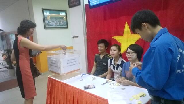 Sinh viên và cán bộ Cao đẳng thực hành FPT Polytechnic háo hức tham dự chương trình "Tủ sách tiết thực hướng về Biển Đông" trong tháng 6/2014.